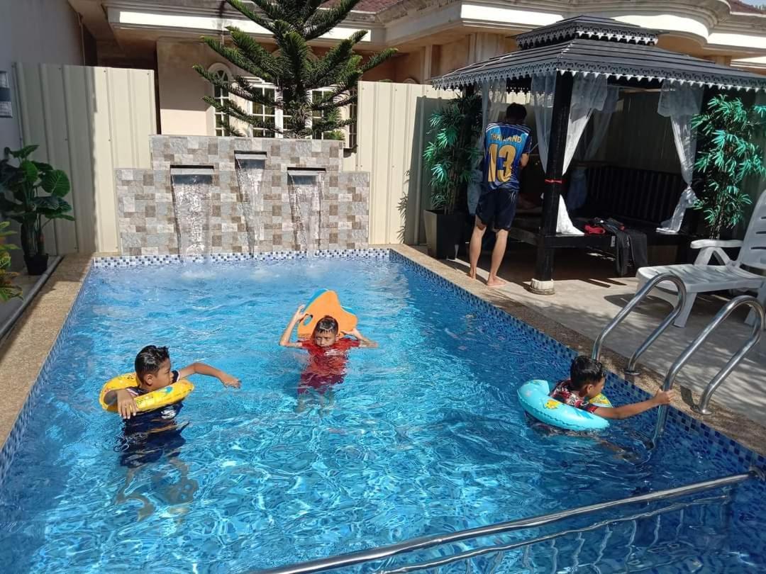 Rantau PanjangPrivate Pool Cassa Dinies, Wifi , Bbq,10 Pax别墅 外观 照片
